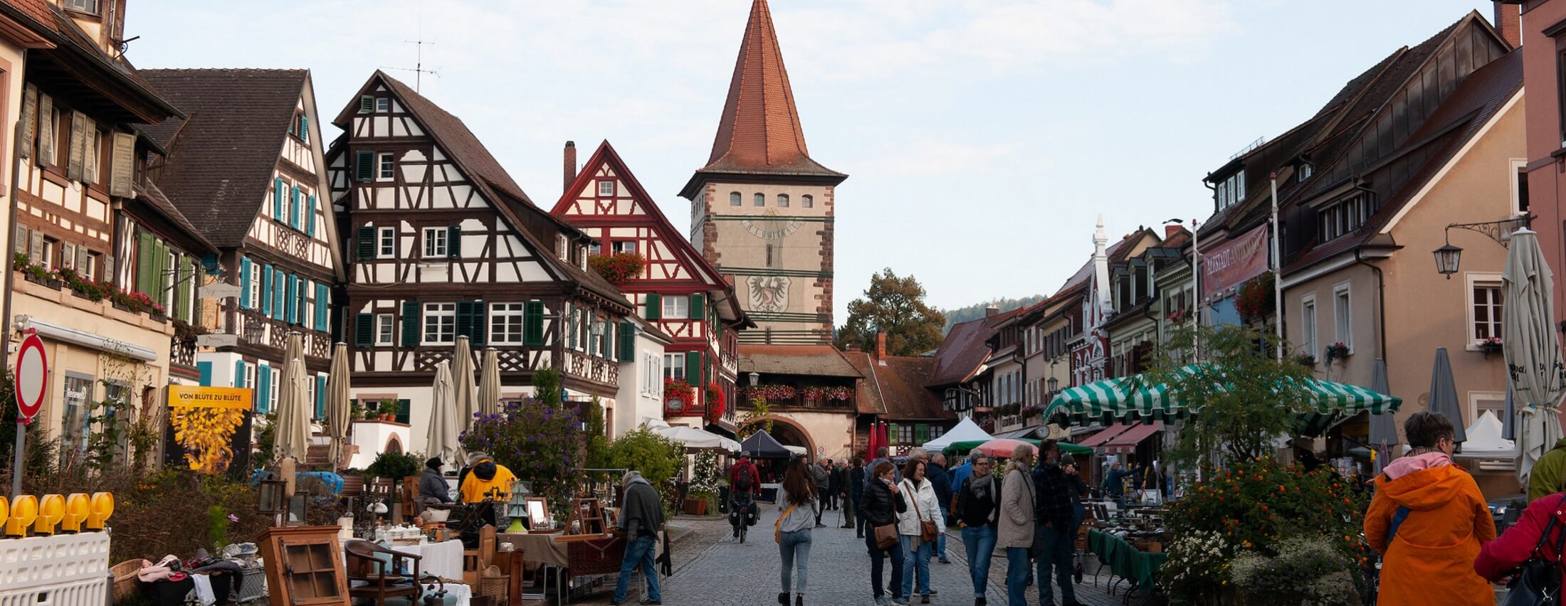 6 Benefits of Studying Abroad During the Fall Semester