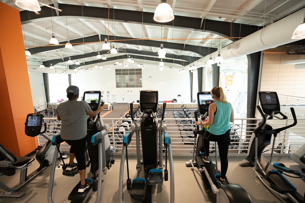 Students use the ellipticals in the Barnes Center