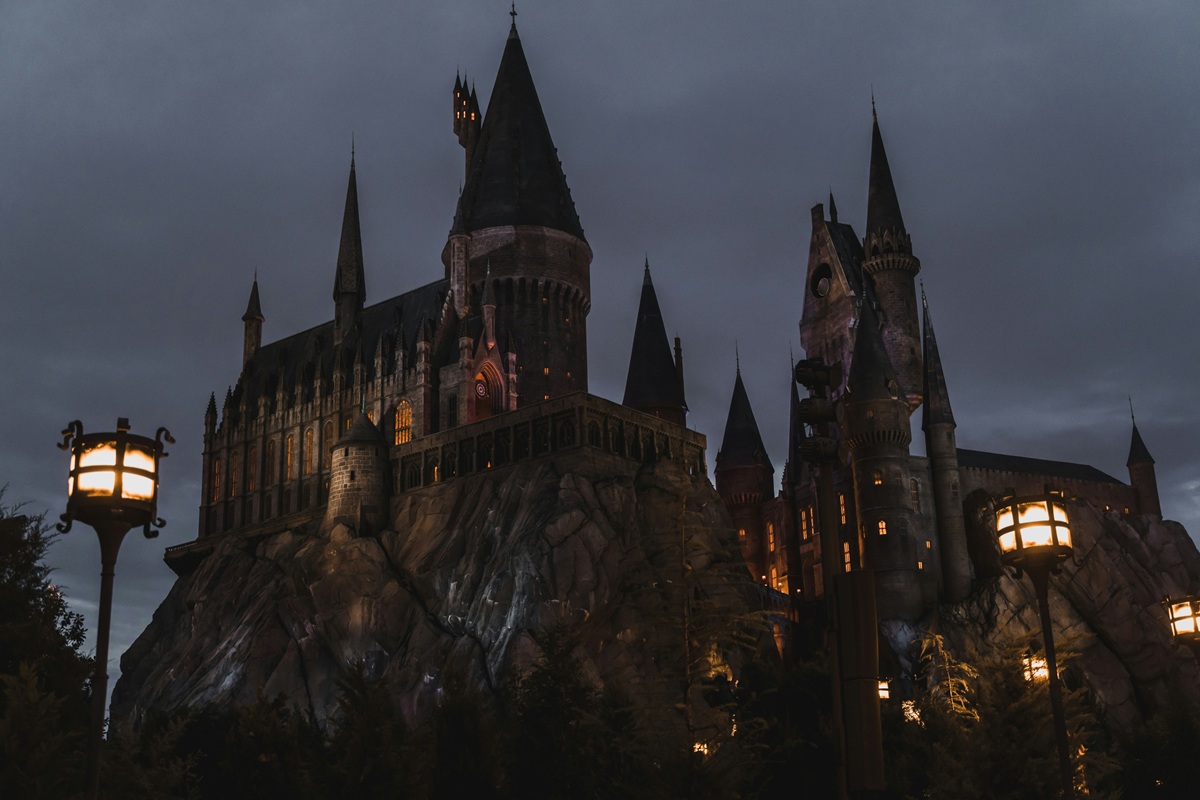 The Hogwarts castle from Harry Potter at night