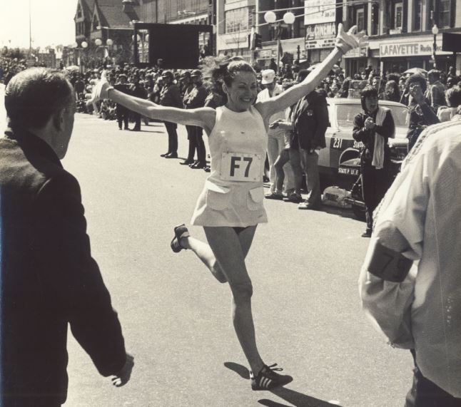 woman running marathon