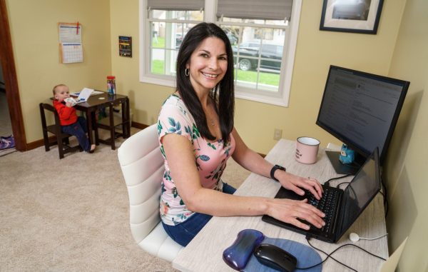Kim DeStefano working at her home computer