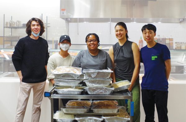 Πέντε φοιτητές ποζάρουν με ένα καρότσι ανακτημένου φαγητού κατά τη διάρκεια μιας πρόσφατης ανάκτησης φαγητού με τον Εθνικό Οργανισμό Σπουδαστών Αρχιτεκτονικής της Μειονότητας