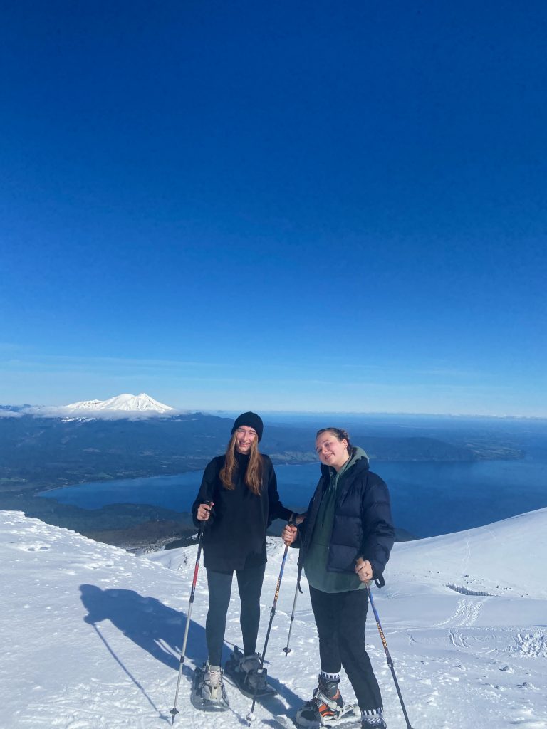 dos personas en una montaña nevada