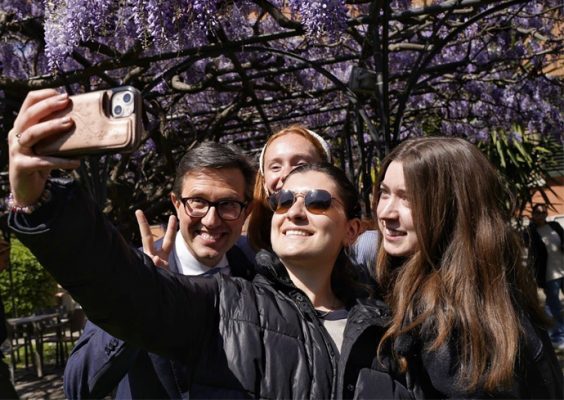 Florence mayor Dario Nardella takes a selfie with students studying abroad in Florence
