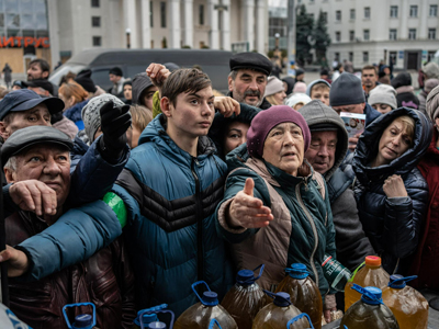 Ukrainian citizens waiting for aid.