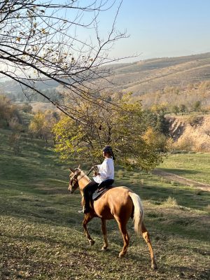 Kiana Khoshnoud '23 on horseback in Tajikistan