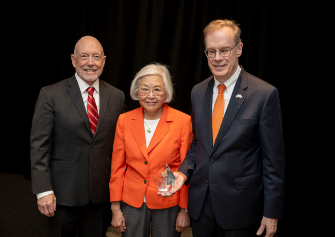 Chancellor Syverud receives Hesburgh Award
