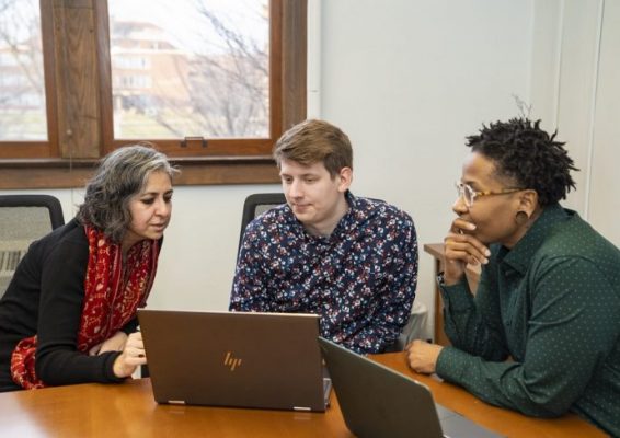 ایس یو نیوز سوال ۽ جواب: مونا ڀان، لینڊر سینٽر فار سوشل جسٽس فیڪلٽی فیل