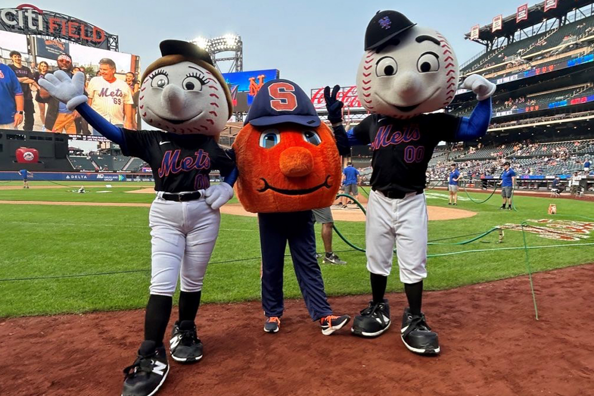 The Syracuse University mascot poses with the mascots for the New York Mets.