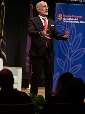 Arthur Brooks donne une conférence sur le bonheur sur le campus de l'Université de Syracuse