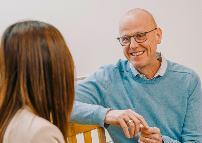 Professor Johan Wiklund works with a student