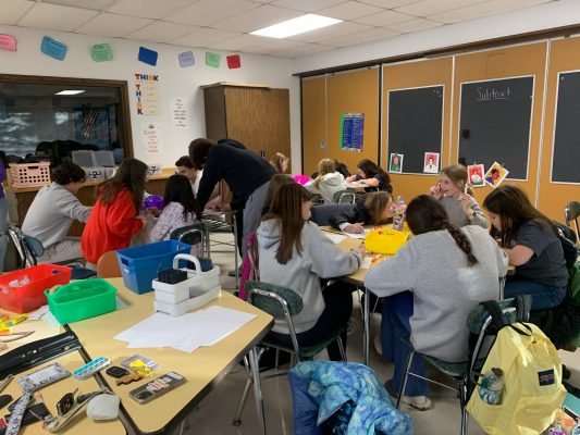 Meaningful Mentors Club participants work on their “What’s on Your Plate?” exercise, writing down everything they feel adds to their “full plate” in life. 