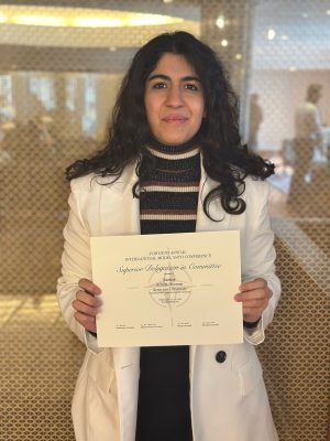 Armita Hooman holds a certificate