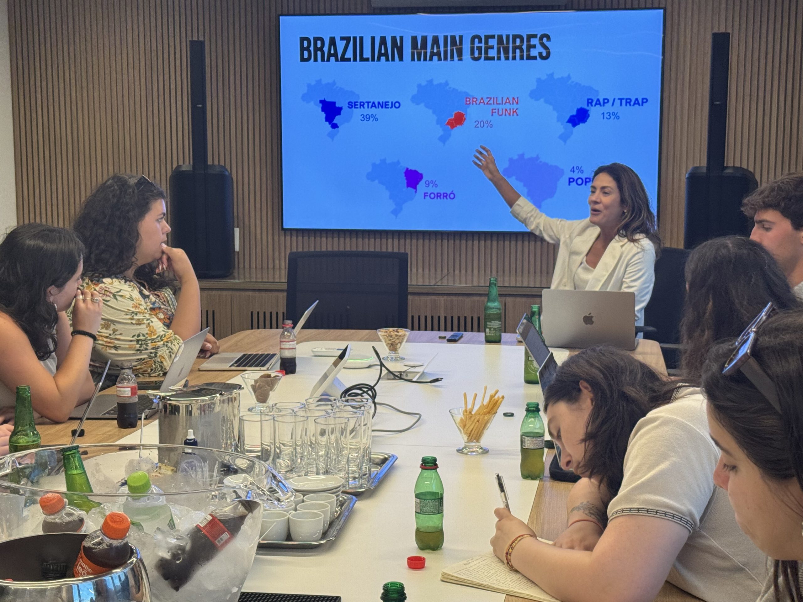 The President of Warner Music Brazil, Leila Oliveira, became professor for a day, teaching the group about trends in the market she runs.