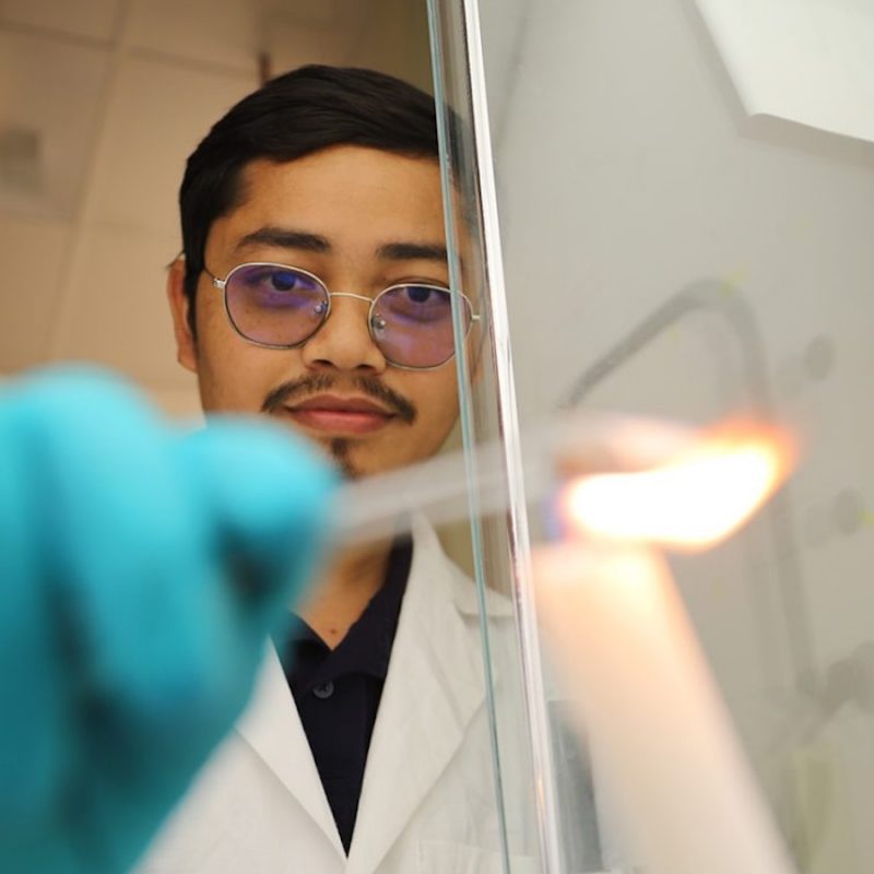 Graduate Students Invent Slippery, Water-Repellent Surface Using Wax Candles