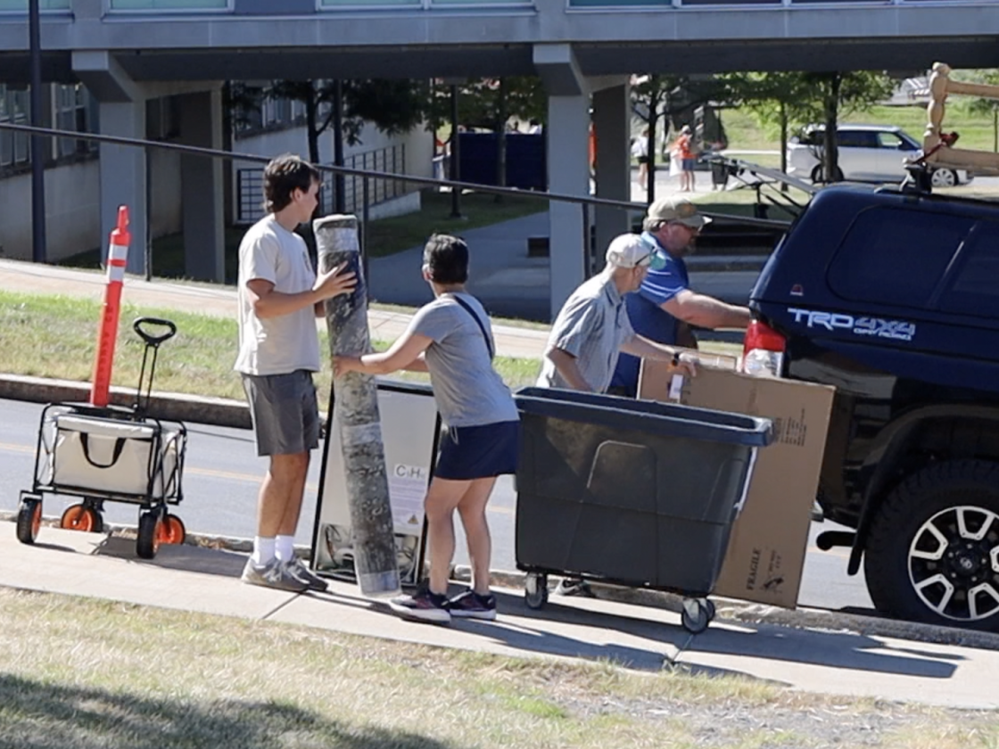 Families Offer Words of Wisdom During Welcome Week Move In