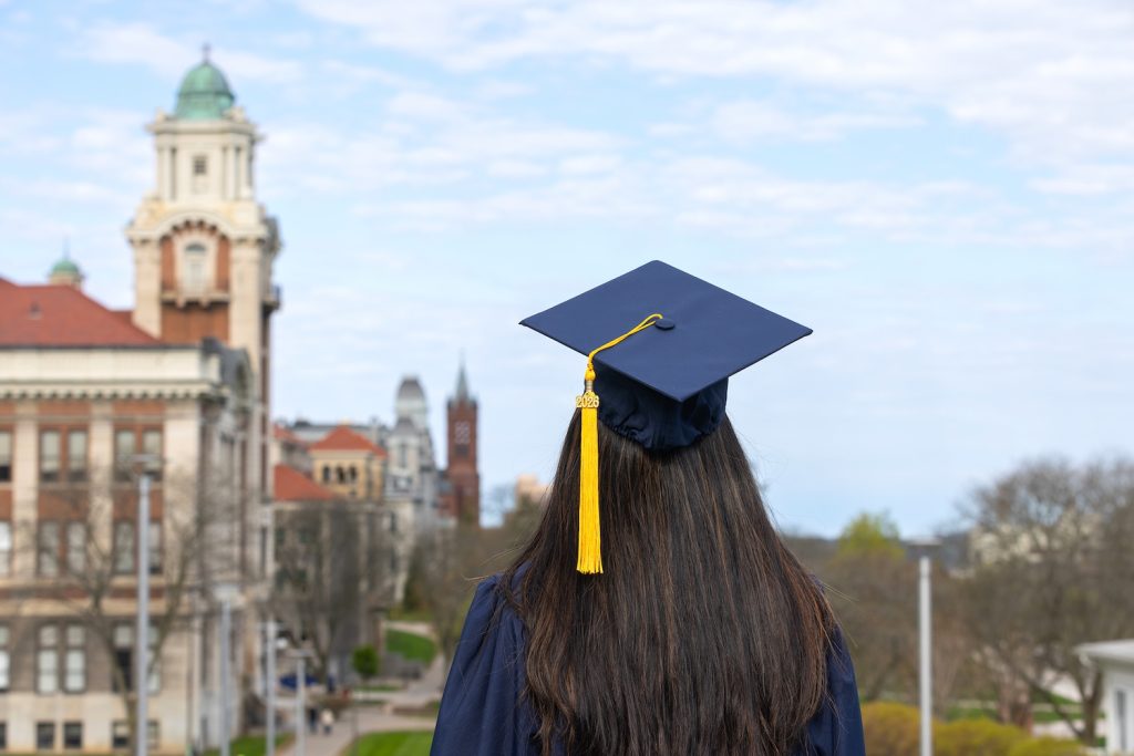 10 Tips for Taking a Great Graduation Photo | Syracuse University Today